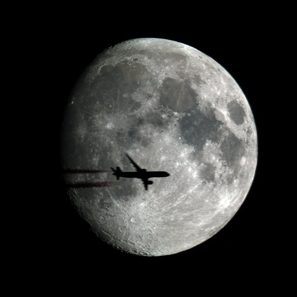Пролет самолета по диску Луны от 20.04.2024