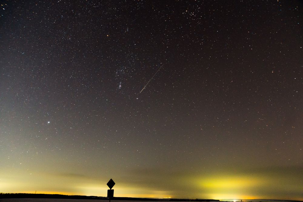 Метеор в созвездии Ориона 