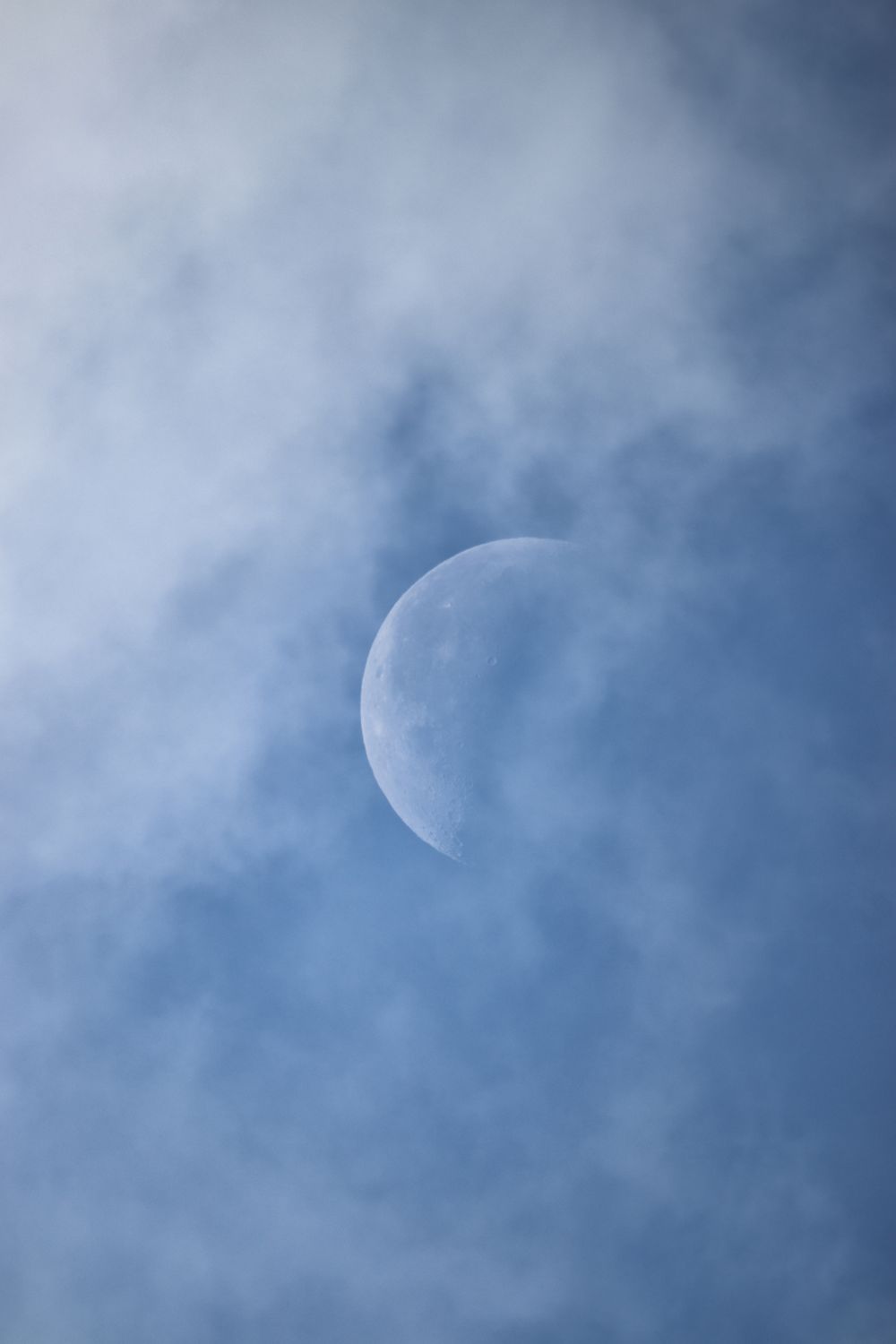 Луна в облаках  31.08.2021