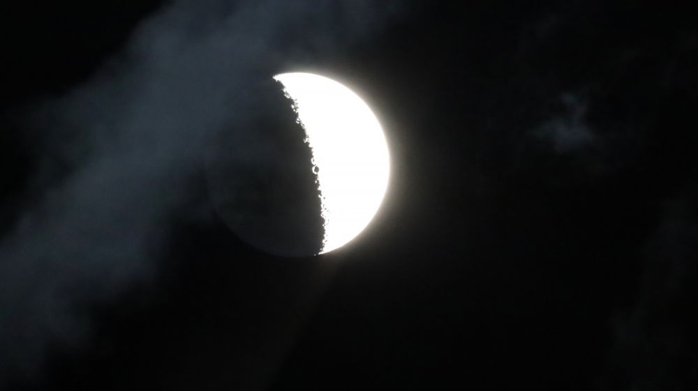 Растущая луна после дождя в облаках-успел запечатлеть на снимке!!!! -18.05.2021-время 23.16