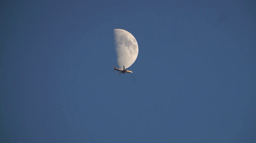 Пролет самолёта на фоне Луны. 18.06.2021