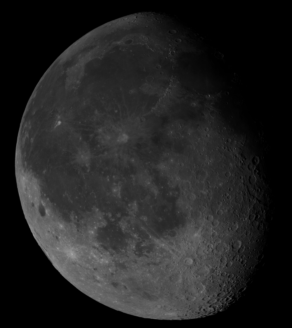 Луна незадолго до фазы последней четверти (80,3%) в монохроме