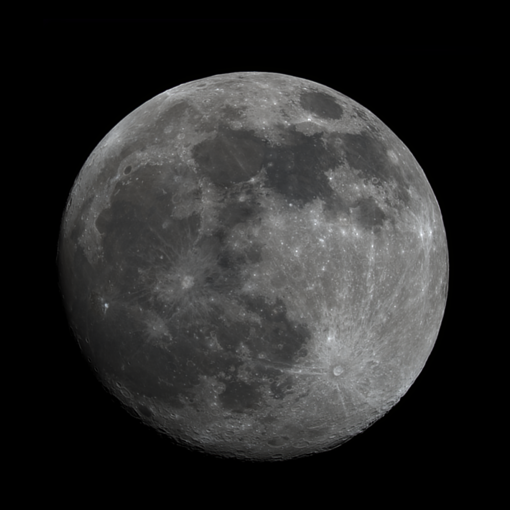Съёмки Луны 14 мая 2022 в просветах между облаками