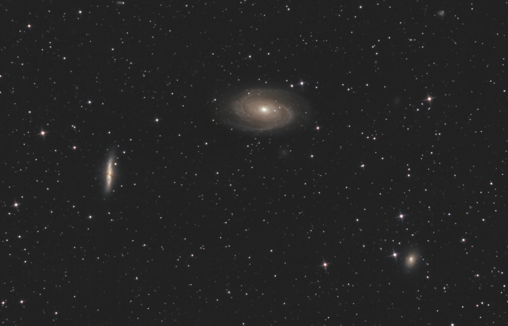 Трио гравитационно взаимодействующих галактик в созвездии Большой Медведицы: М81"Боде", М82"Сигара" и NGC 3077.