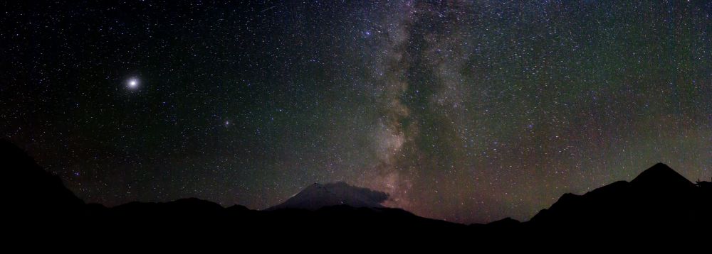 Звёздная ночь над стариком Эльбрусом