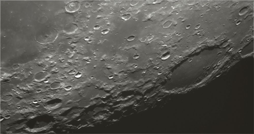 Участок лунной поверхности, кратер Шиккард