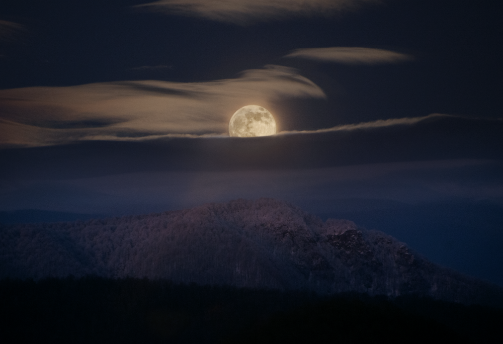 Восход Луны над горой с названием Николай-гора. HDR.