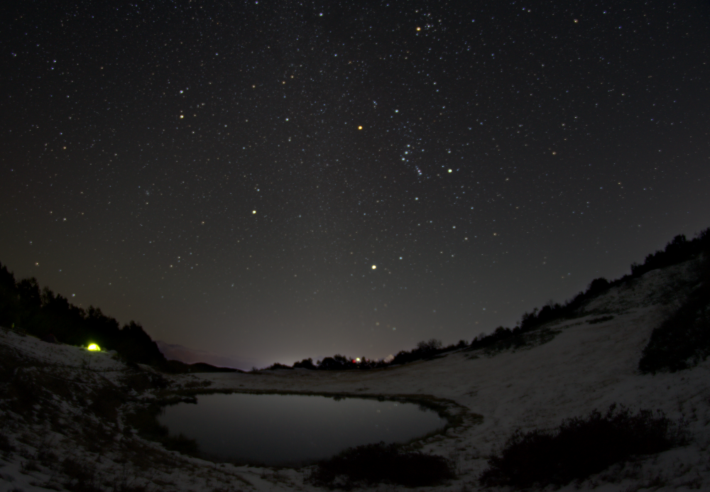 Озеро Зеркальное и созвездие Ориона-Охотника