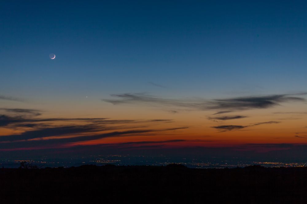 Молодая Луна с Венерой над Симферополем
