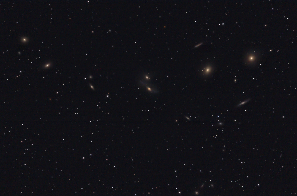 Часть огромного сверхскопления галактик в созвездии Девы или Цепочка Маркаряна