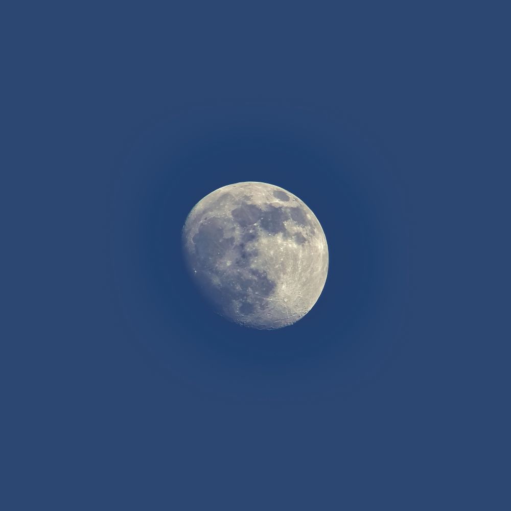 Луна на вечернем небе