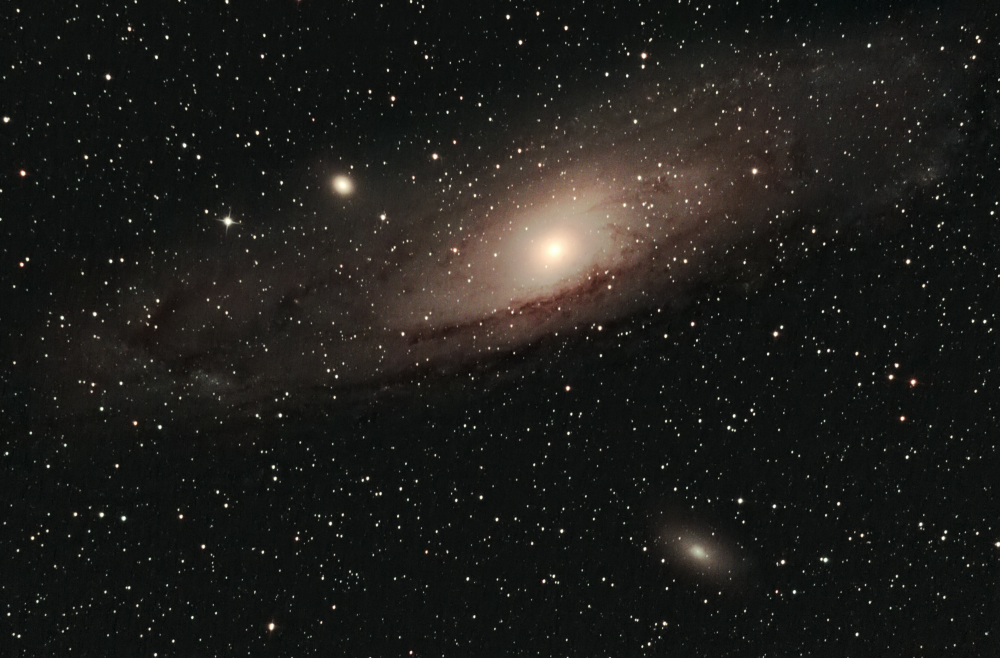 Галактика в созвездии Андромеда (М31) и её спутницы М32 и М110