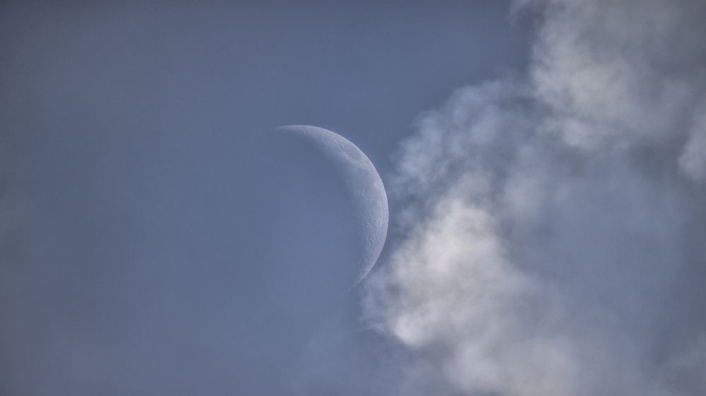 Луна сегодня днем-уловил момент между облаками!!!!