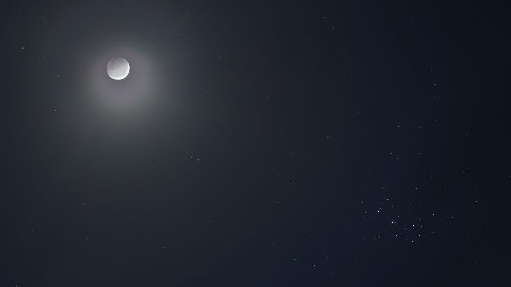 Сближение Луны и Плеяд