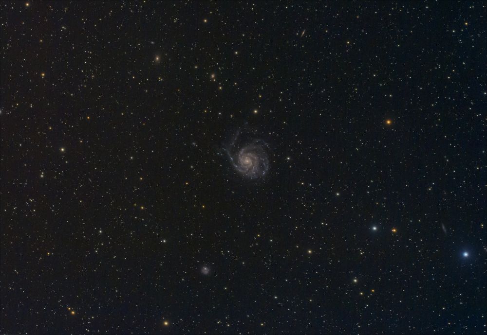 Галактика М 101 вертушка и её окрестности