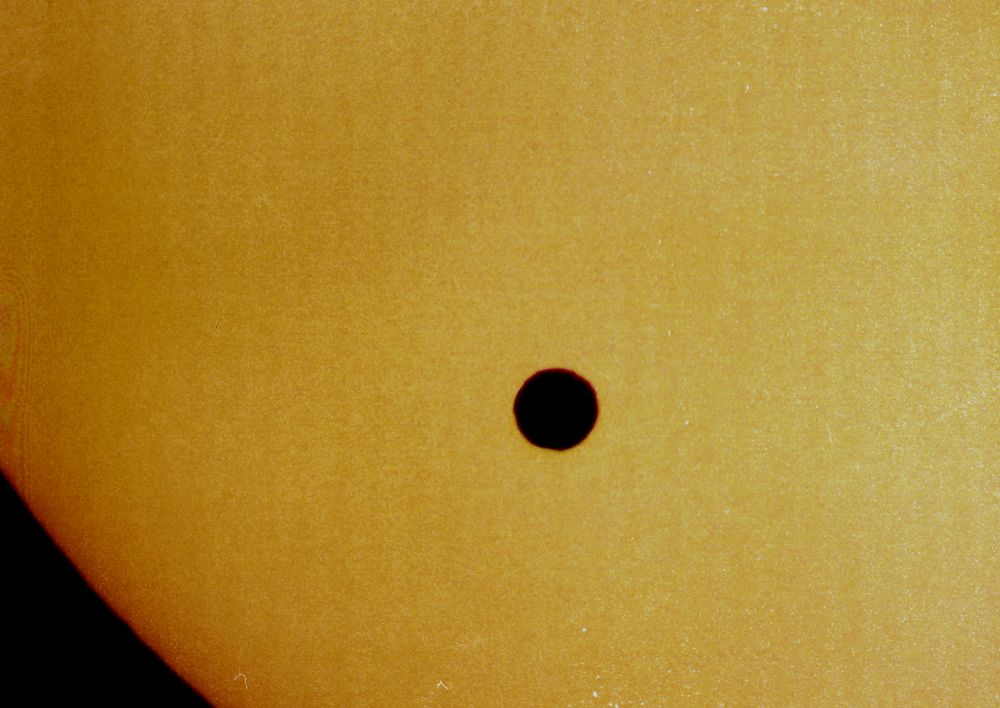 Венера и Солнце