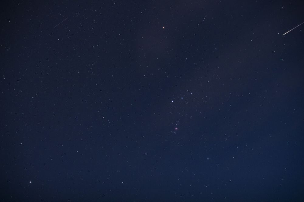 Орион с метеором и спутником