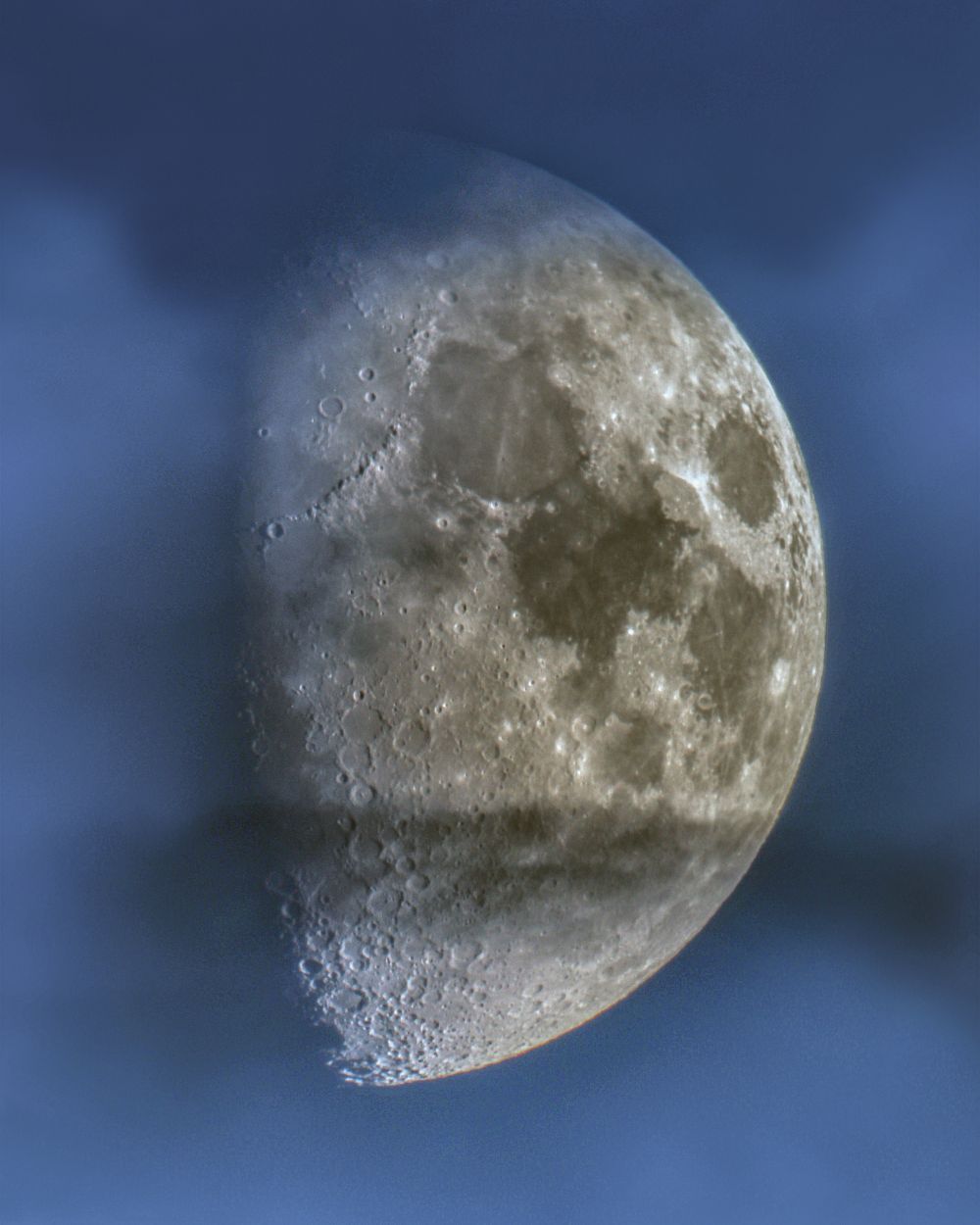 Луна в облаках вечером -04.09.2022