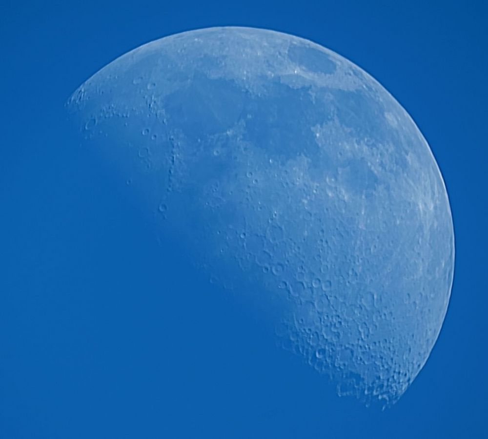 Растущая Луна на дневном небе 20.05.21