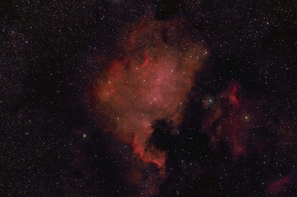 Туманности NGC 7000 и IC 5070 (Северная Америка и Пеликан)