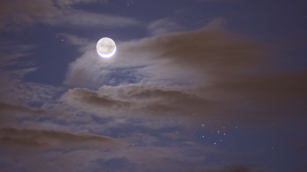 Луна, Плеяды и даже метеор