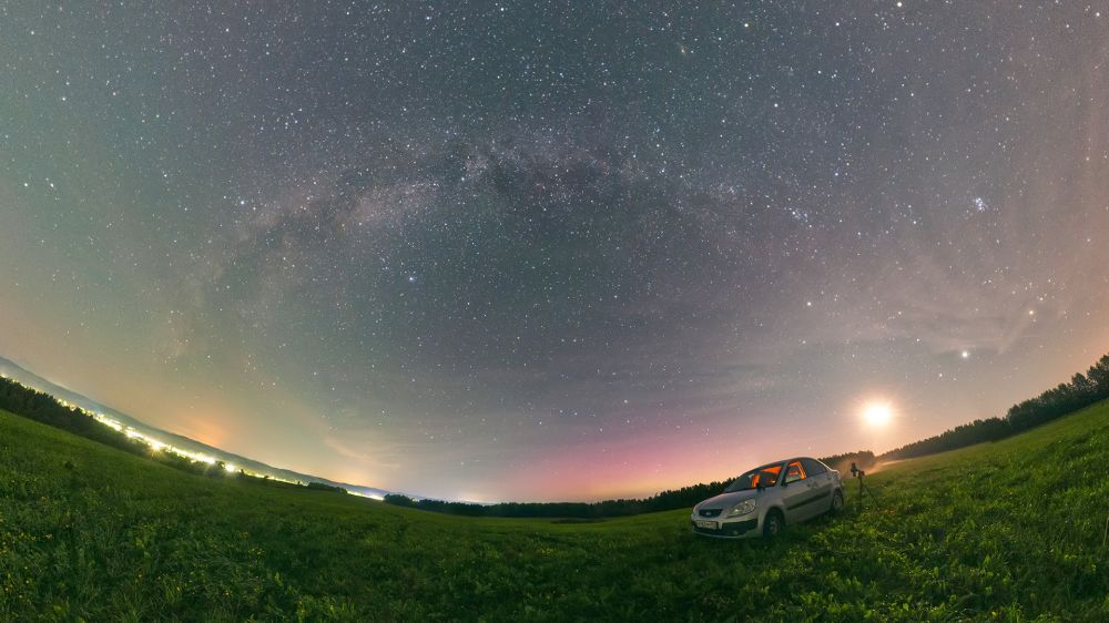 Млечник, слабое полярное сияние, восход Луны