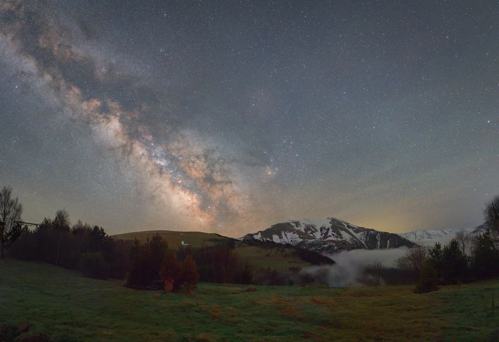 The Milky Way over Mount Pastukhova.