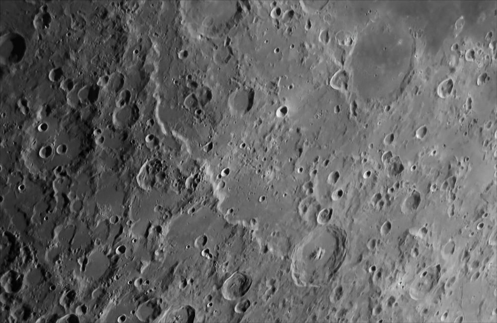 Район кратера Пиколоймини .