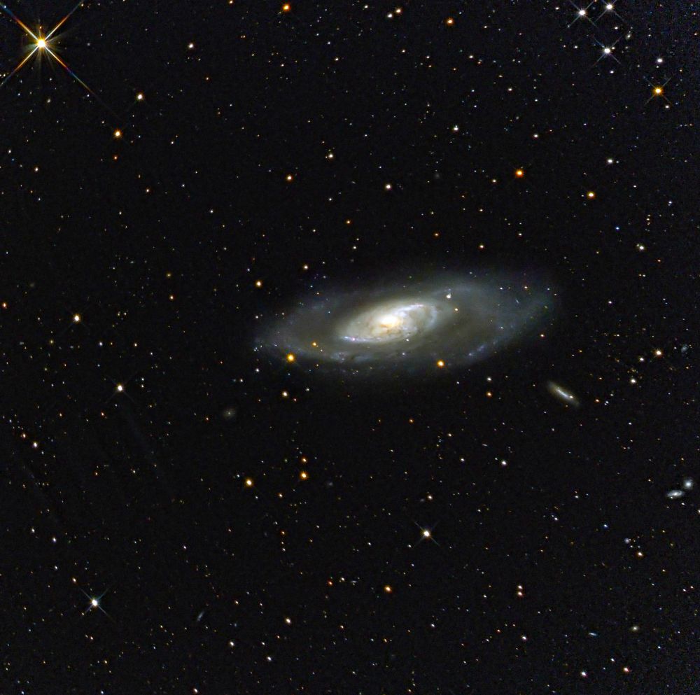 M106 - Большая галактика в Гончих псах