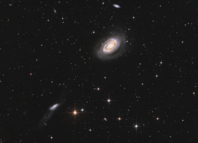 Сейфертовская галактика NGC 4725 с соседками NGC 4747 и 4712