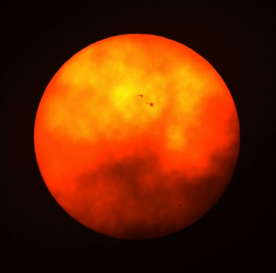 The Sun with sunspot groups in the clouds on 18.04.2026. - Astrophotography