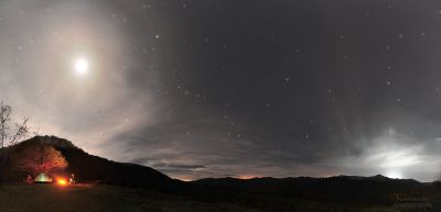 Вечер у костра наблюдая за Луной