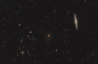 Галактика NGC891 "Серебряная щепка" и кучка мелких галактик