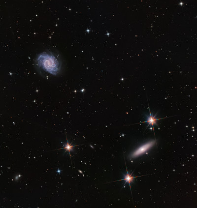 NGC 4535 "Потерянная галактика Коупленда" и NGC 4526 "Галактика Волосатая бровь" 