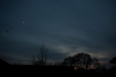 Луна и облака 1 декабря 2019 года. 
