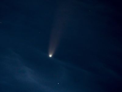 C/2020 F3 (NEOWISE) в серебристых облаках - астрофотография