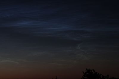 Они появляются ночью - думал про шпионов, а это про серебристые облака.