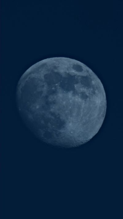 Луна в дневном свете