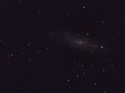 NGC 247 (Игольное Ушко) и Цепочка Бербиджа (слева)