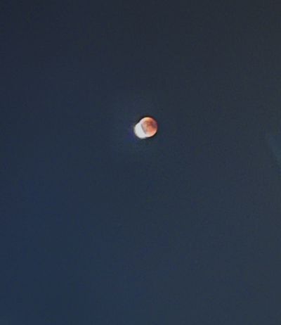 Появление серпа Луны, после полного лунного затмения