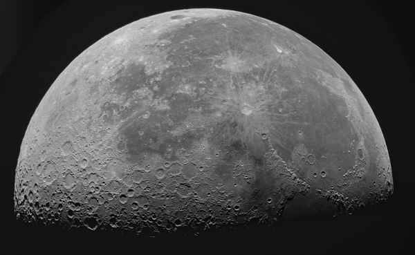 Половинка луны - астрофотография