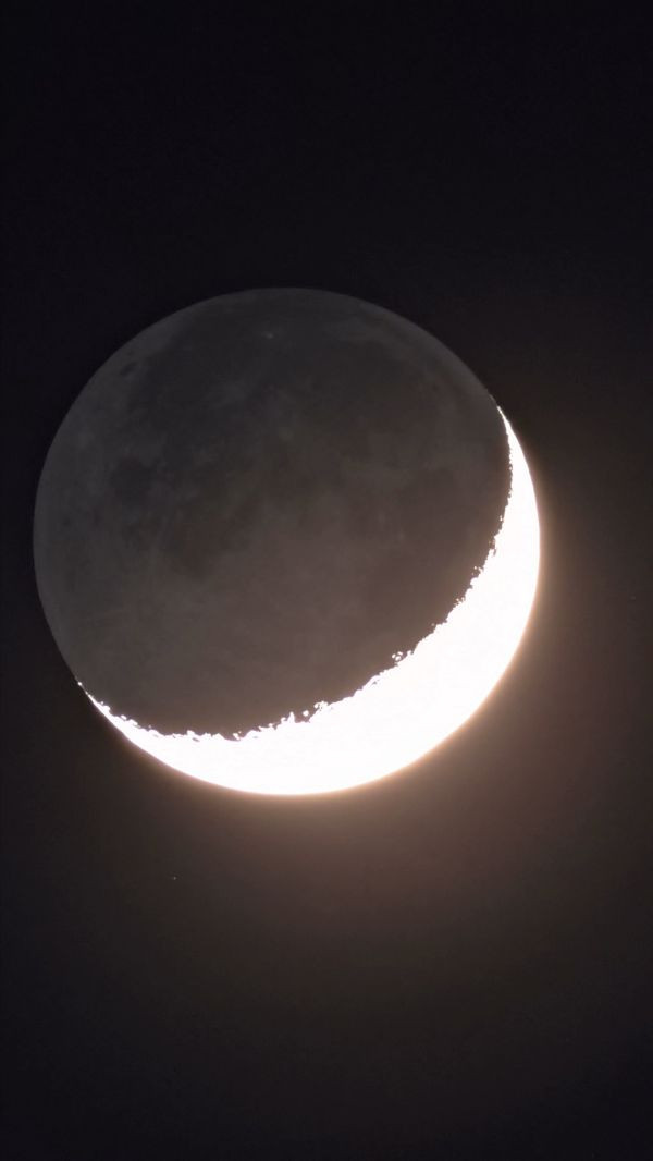 Earthshine on the Moon: 17% illuminated. - Astrophotography
