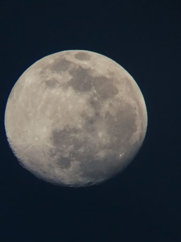 Луна незадолго до полнолуния - астрофотография