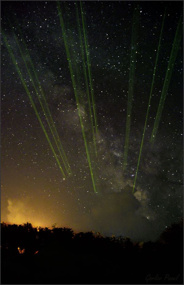 Млечный Путь и лучи от лазерной указки во время проведения экскурсии по созвездиям на СтарФэсте - астрофотография