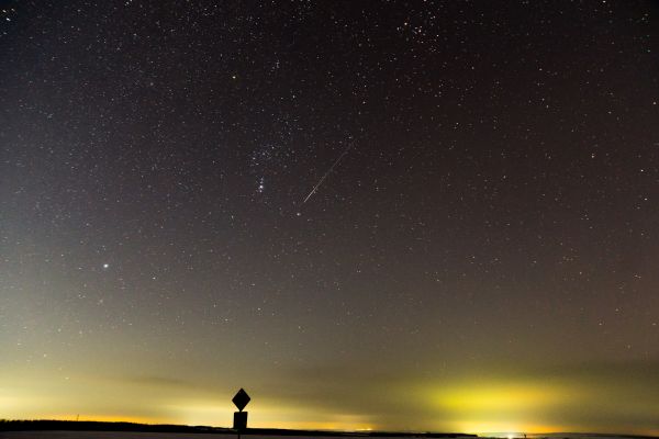 Метеор в созвездии Ориона  - астрофотография