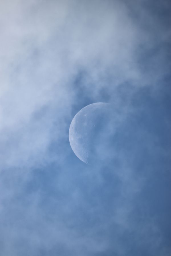 Луна в облаках  31.08.2021 - астрофотография