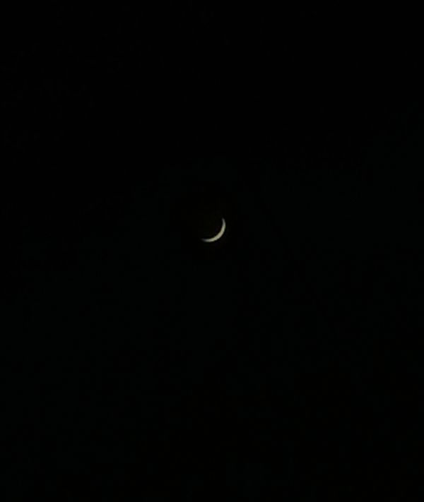 Маленький серп луны сфотканный на фотоаппарат - астрофотография