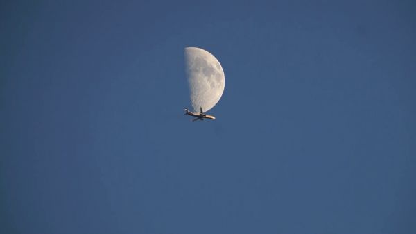 Пролет самолёта на фоне Луны. 18.06.2021 - астрофотография