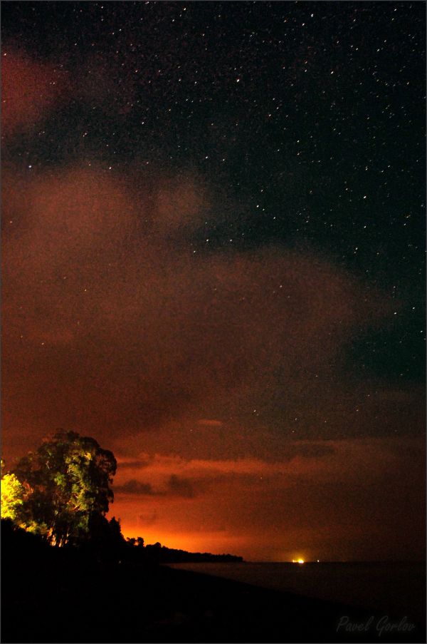 Зарево засветки от г.Очамчира и звёздное небо над ним. - астрофотография