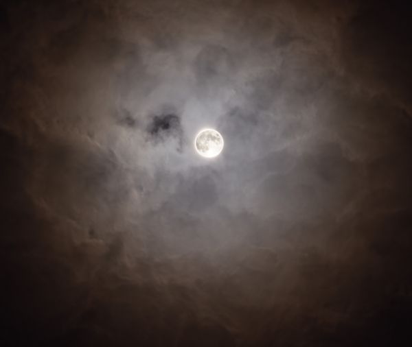 Луна в облаках - астрофотография